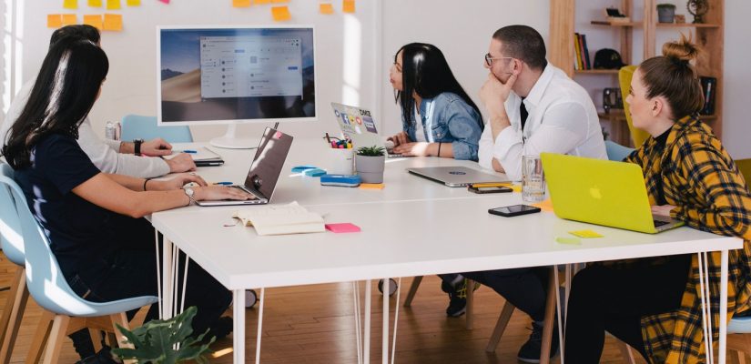 Equipe d'une start up en pleine réunion de travail