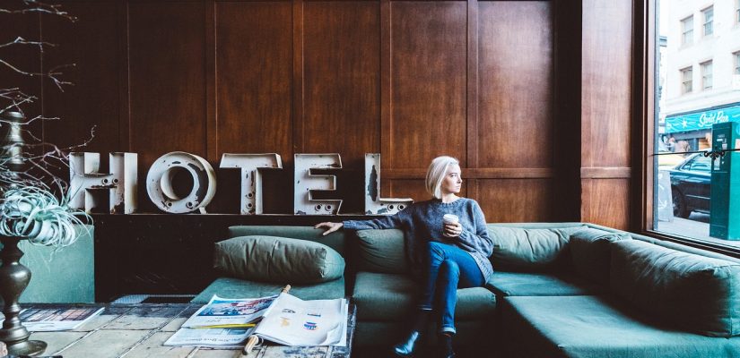 femme assise dans le salon d'un hôtel un tasse à la main