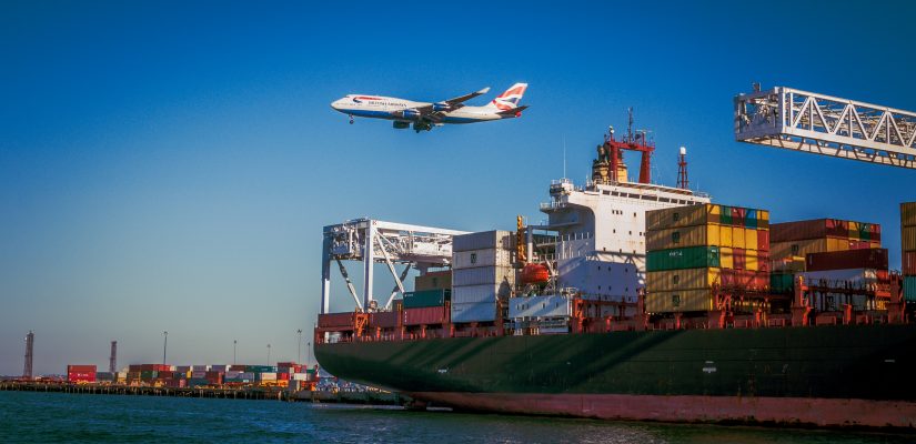 bateau avec conteneurs et avion qui survole