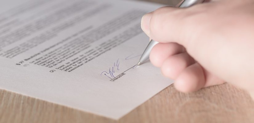 personne qui signe un document